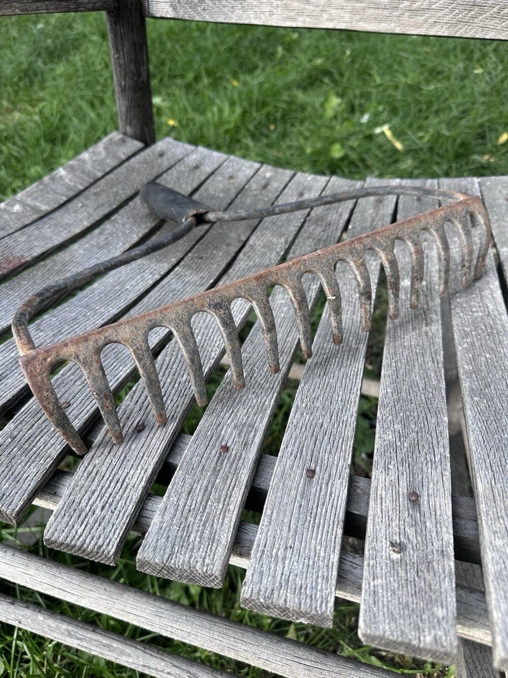 Vintage 14 Tine Iron Rake Head Rusty Metal Garden Tool Primitive Farmhouse Decor